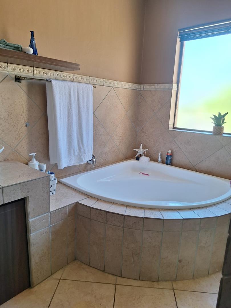 To Let 4 Bedroom Property for Rent in Melodie North West